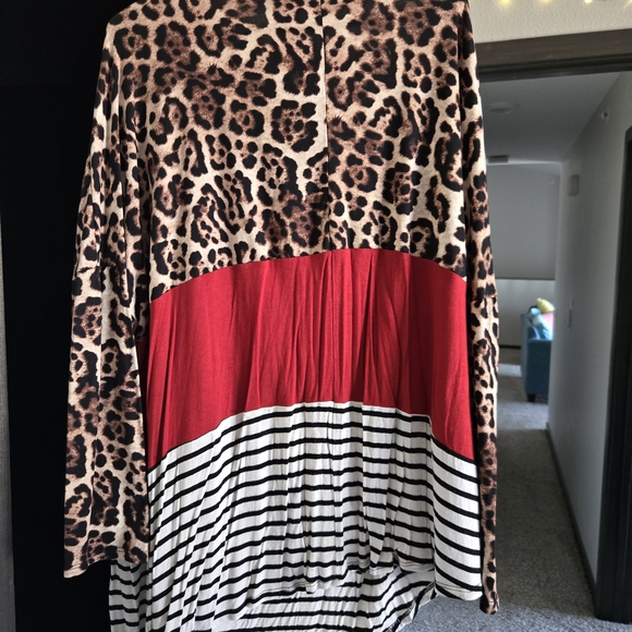 Asymmetrical Leopard Print Colorblock Women's Top - Picture 2 of 3